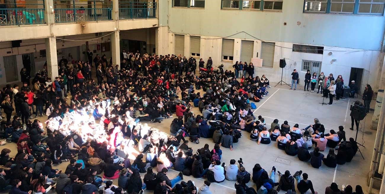 Multitudinario acto por el estado de abandono el comercial Domingo Silva