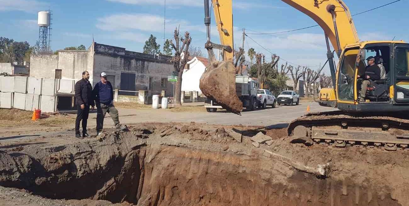 Sustituyen una alcantarilla sobre la Ruta Nº 22, para mejorar el sistema de drenajes