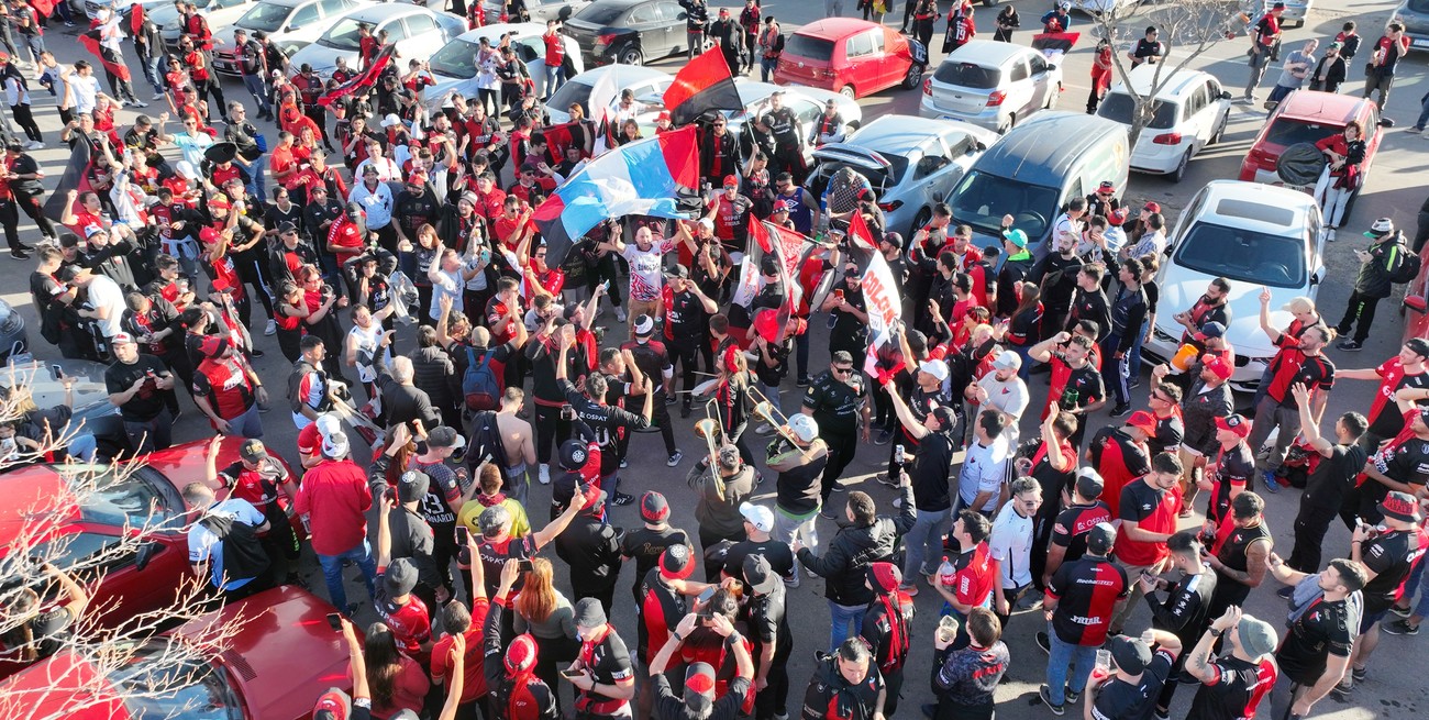 Así viven los hinchas de Colón la previa del partido contra Talleres