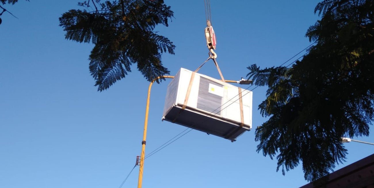 El resonador llegó al Hospital Alassia y trabajan con una grúa para ingresarlo