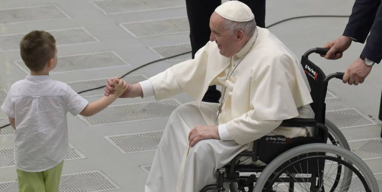 El papa Francisco no asistió a un acto debido a los intensos dolores en su rodilla derecha