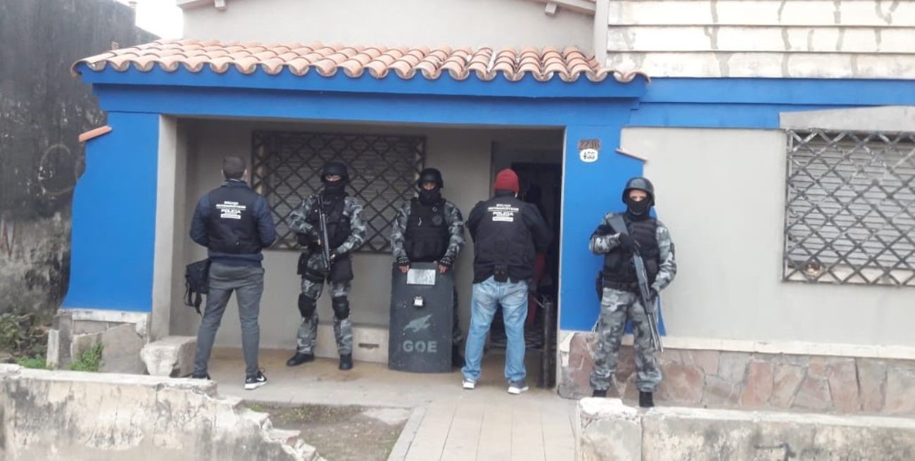 Condenan a ex penitenciario detenido mientras tiraba cocaína por el inodoro