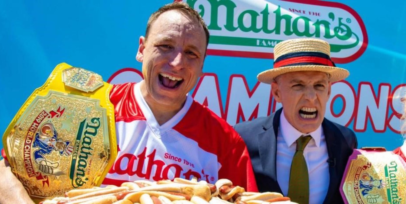Joey Chestnut ganó por decimoquinta vez el concurso de comer hot dogs