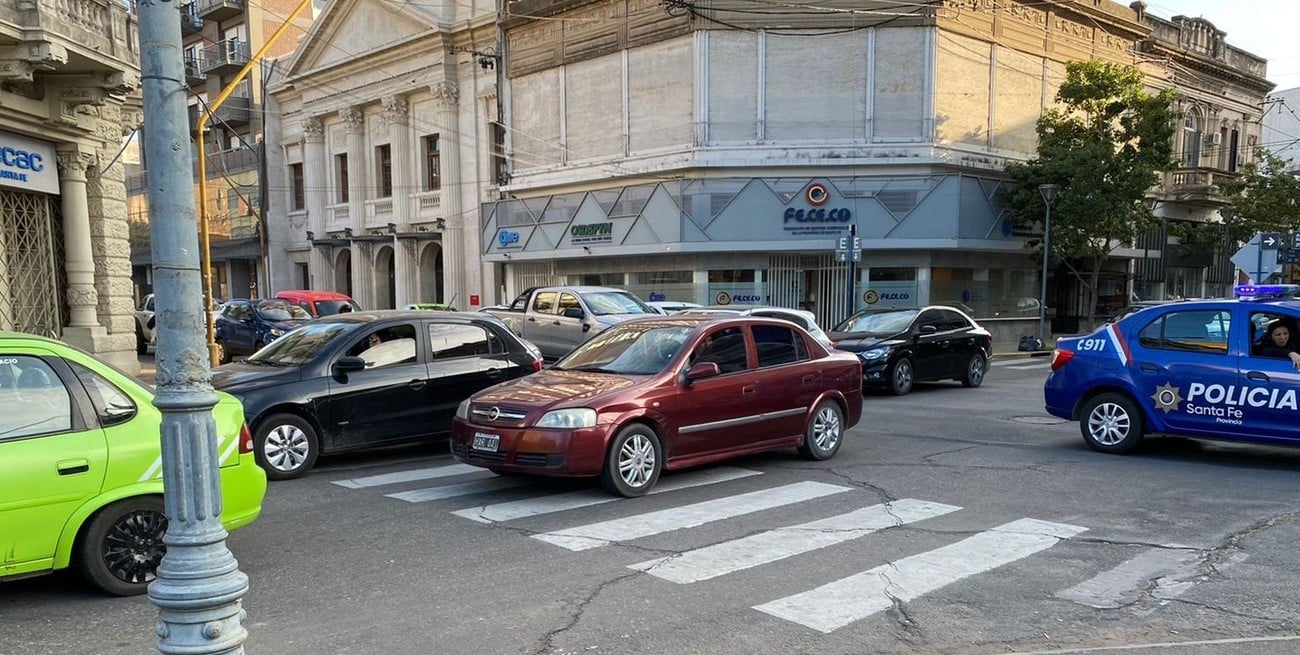 Volvieron a cortar el tránsito sobre calle Rivadavia por otra amenaza de bomba en la Escuela Bustos