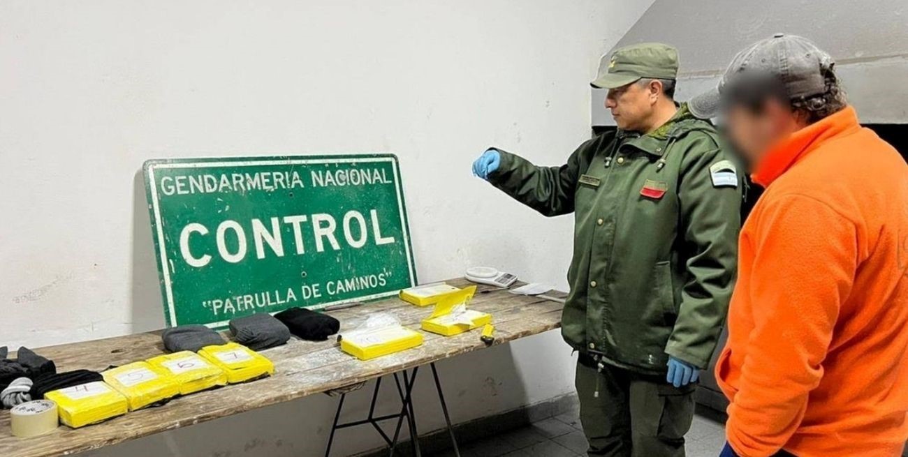 Encontraron 10 kilos de cocaína en el aire acondicionado de un micro en Salta