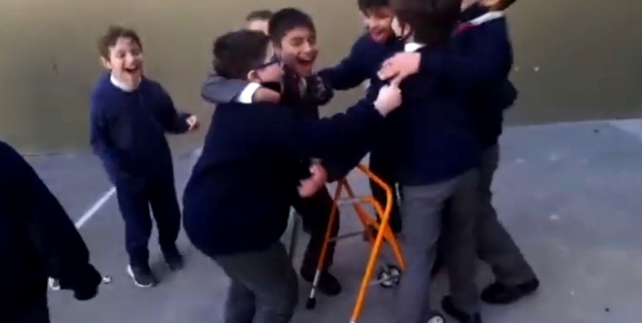 Un festejo que emociona: padece discapacidad motriz, y logró convertir un gol con la ayuda de sus amigos