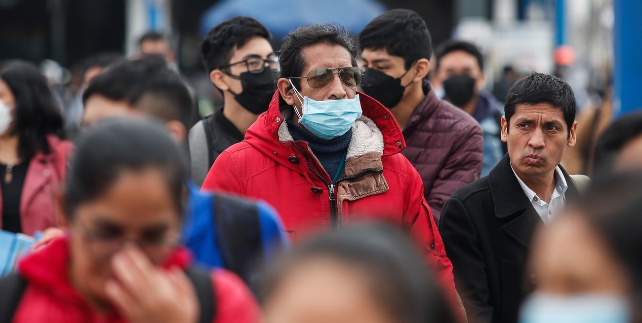 Por la suba de casos de Coronavirus, Perú vuelve a imponer el uso obligatorio del barbijo