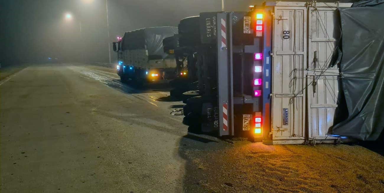 Volcó un camión en la Autovía 19 en medio de la neblina