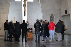 Sus hijas, Antonella y Ludmila, se mostraron muy dolidas en el entierro del conductor que falleció a sus 90 años