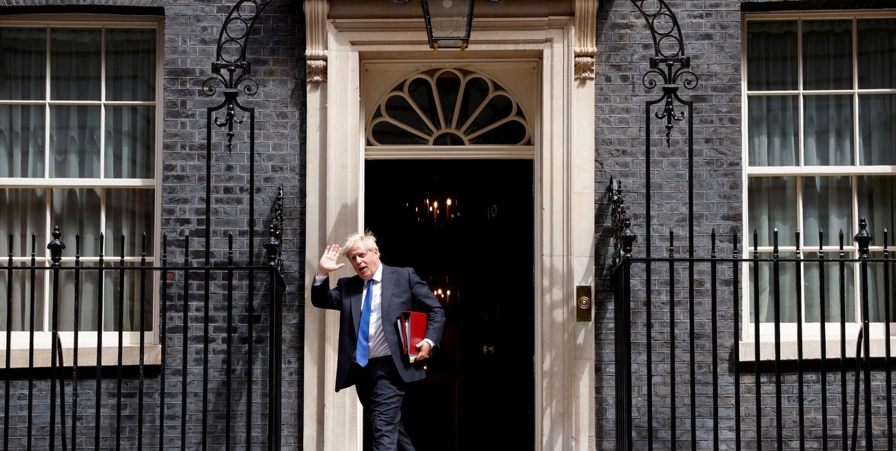 Boris Johnson pelea por mantenerse en el cargo mientras su gobierno se desmorona