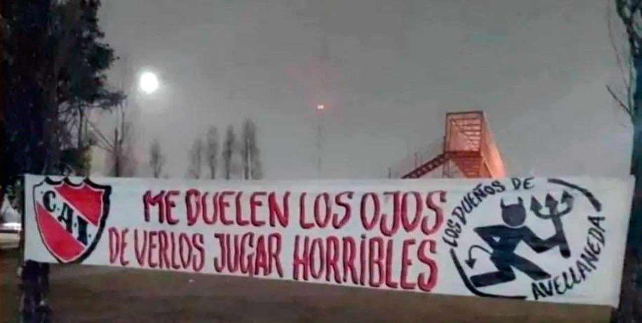 "Me duelen los ojos de verlos jugar, horribles", pasacalles amenazantes para Independiente