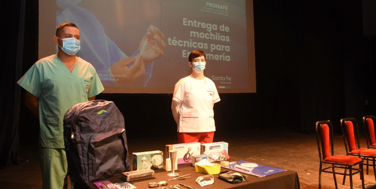 Entregaron mochilas técnicas de enfermería a 436 estudiantes de Santa Fe, Recreo y Helvecia