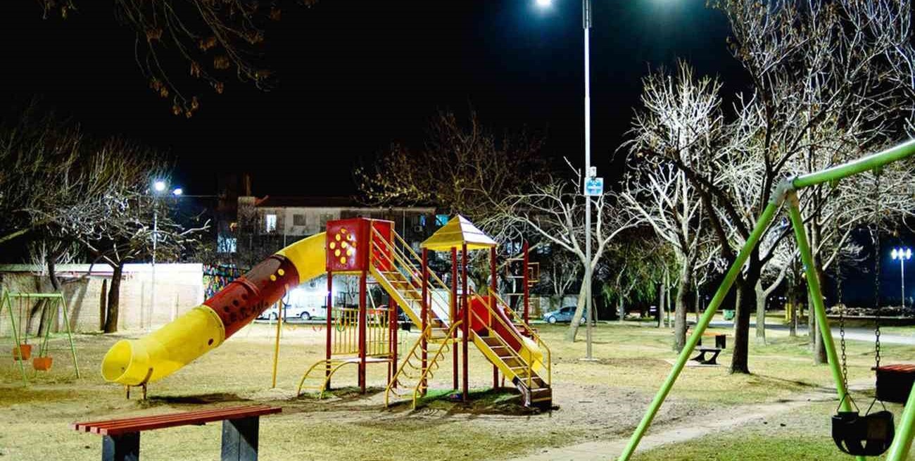 Reforzaron la iluminación de la plaza de barrio Fonavi Oeste