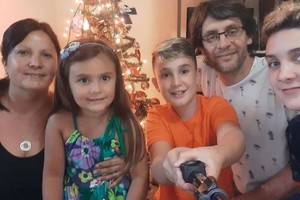 Cinco que casi siempre son seis, cuando al grupo familiar se suma un niño o niña en tránsito. / Gentileza