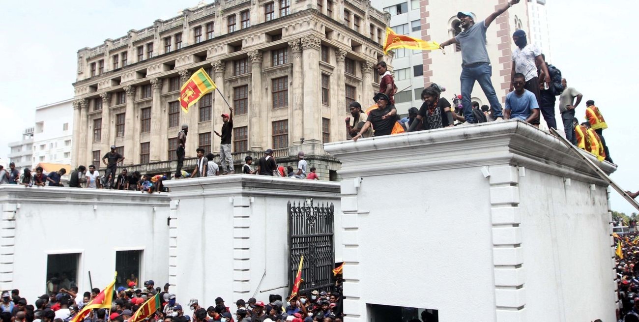 Video: Una multitud tomó la residencia del presidente de Sri Lanka y exigió su renuncia