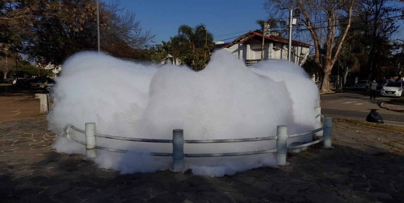 Misterio en Santa Fe: investigan la presencia de espuma en fuentes de la ciudad