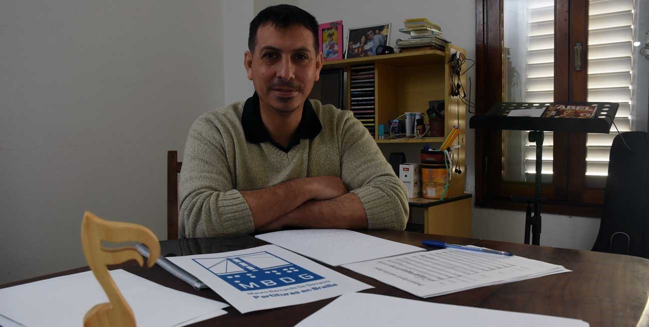 Es santafesino y lo llaman de todo el mundo para transcribir partituras a sistema Braille