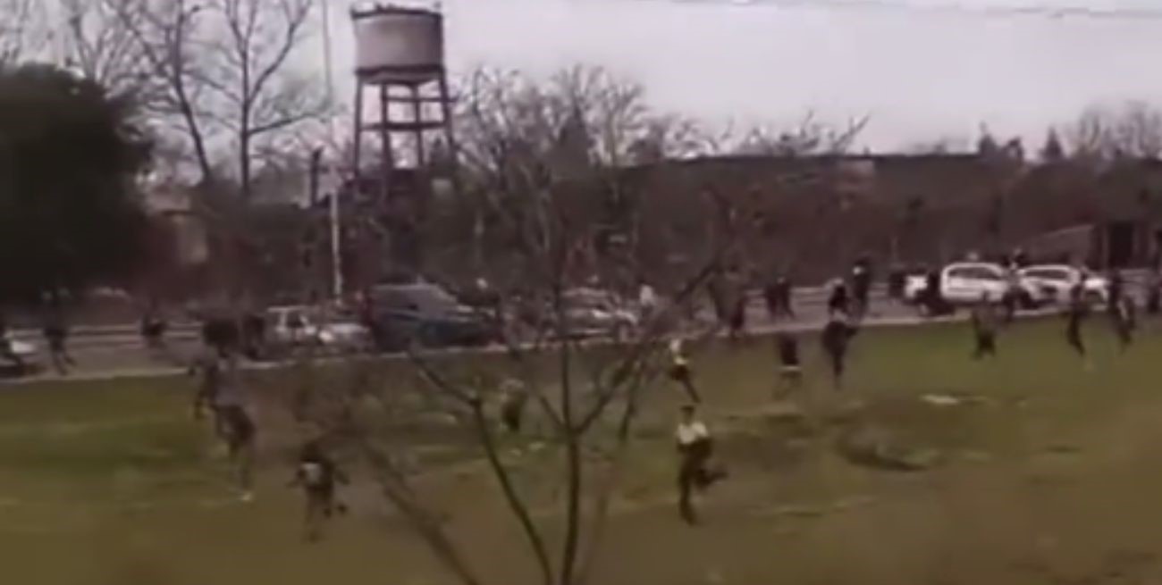 Video: muere un hincha de Alem por una pelea con la Barra de Luján en un partido de Primera C