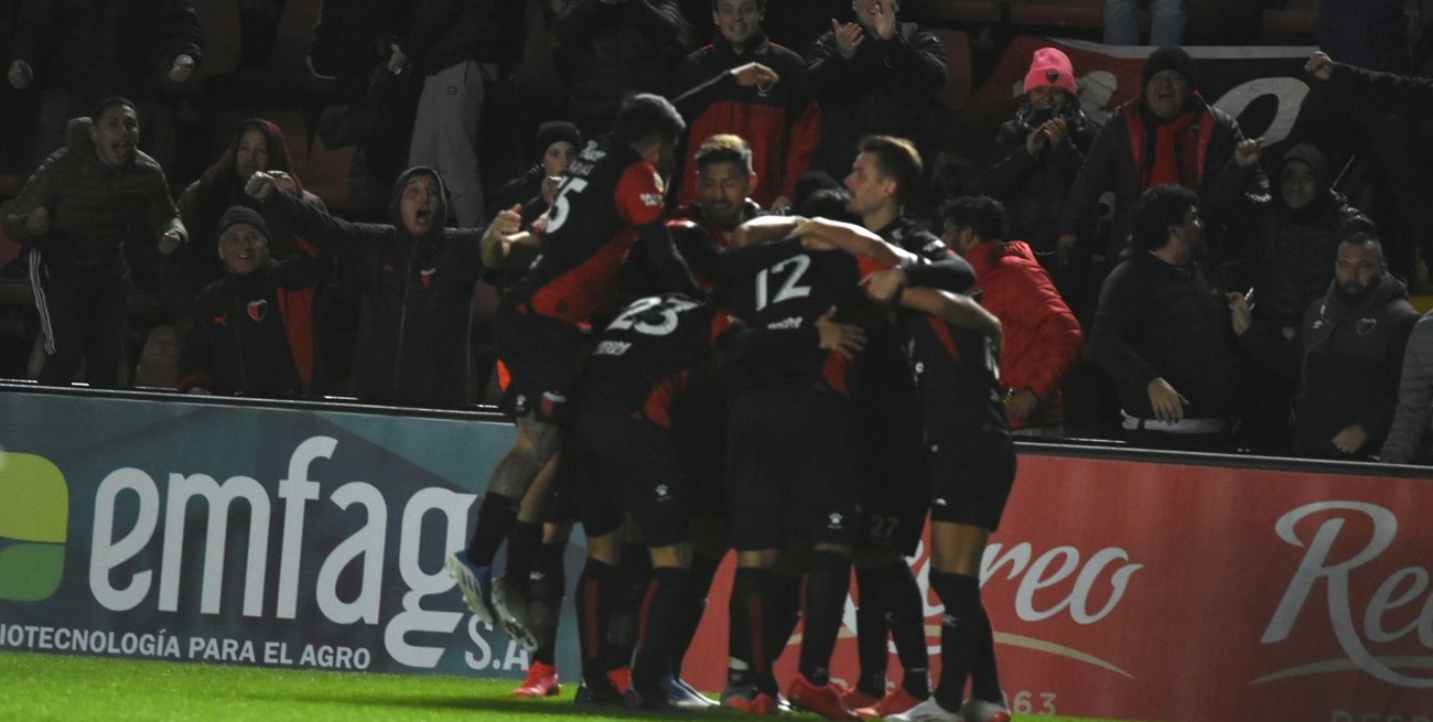 Colón lo dio vuelta y le gana a Vélez en Santa Fe