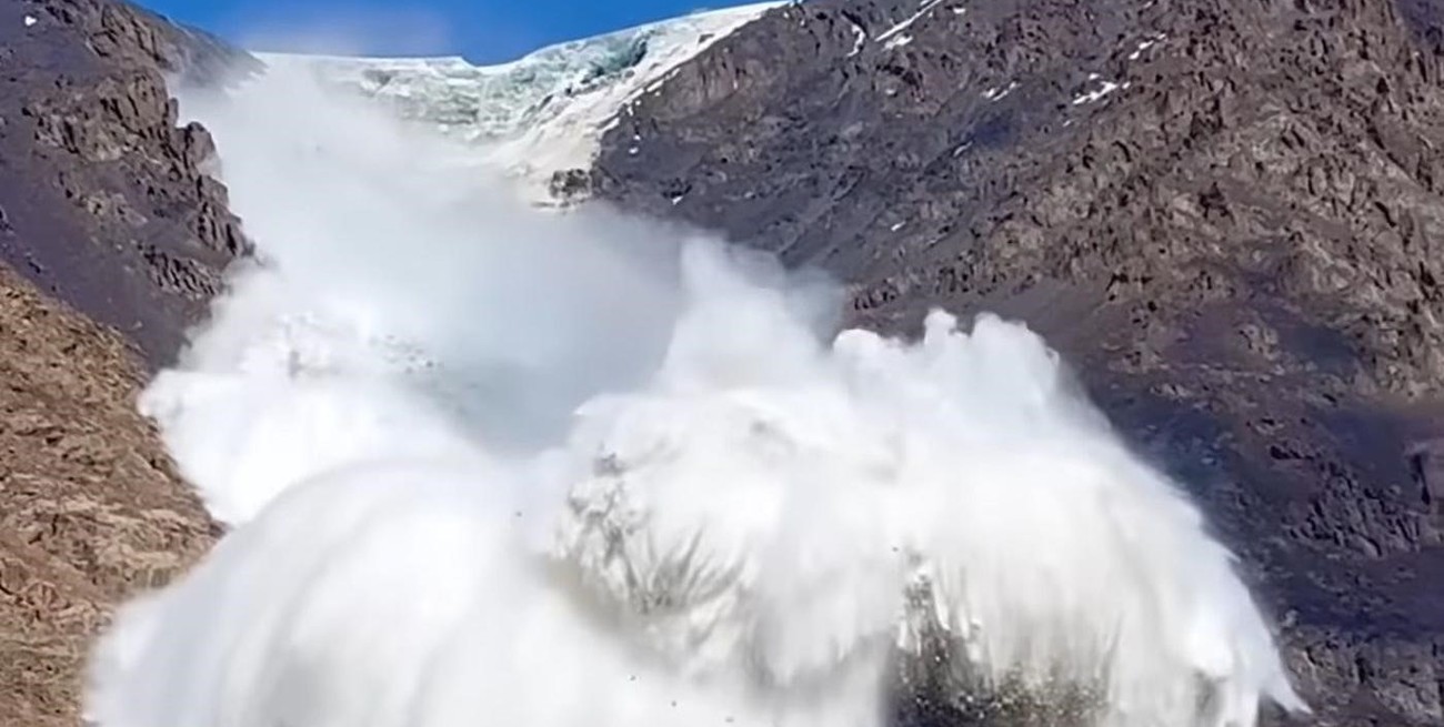 Video: el desprendimiento de un glaciar en Kirguistán provocó pánico tras una impresionante avalancha 