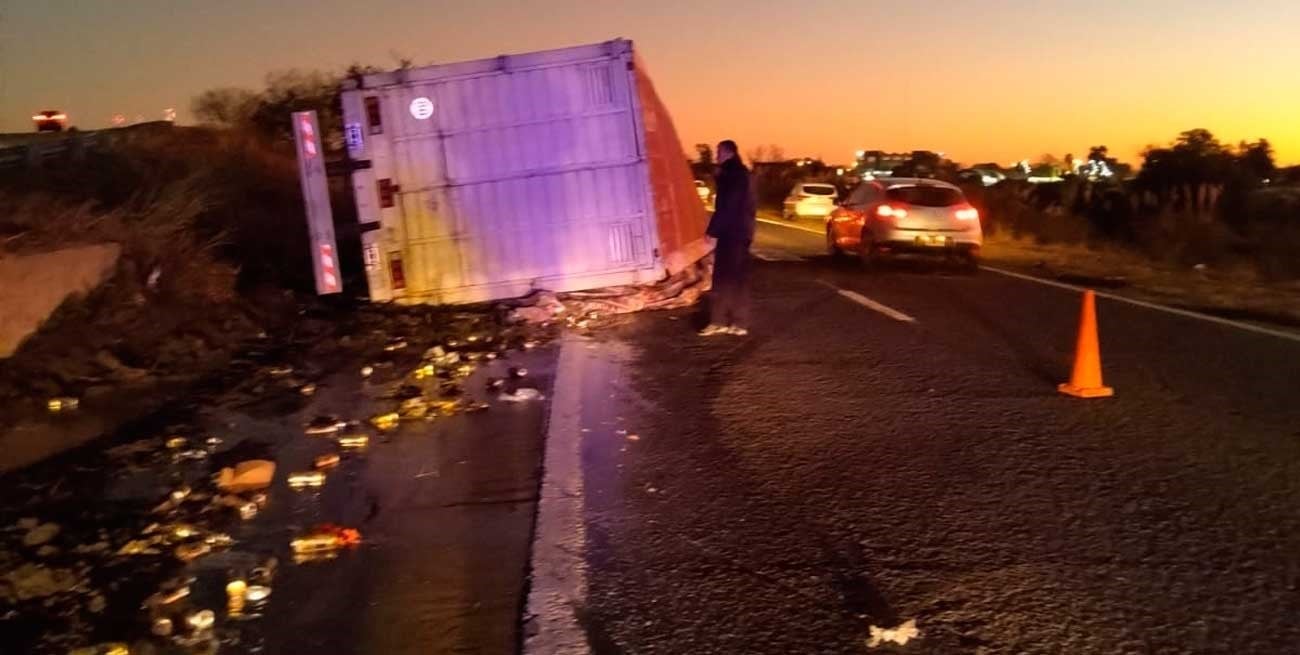 Un camión "cervecero" tumbó en la circunvalación oeste de Santa Fe