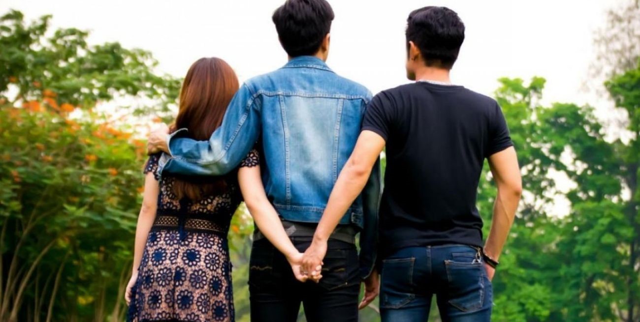 Una jueza autorizó a inscribir a un bebé con dos papás y una mamá