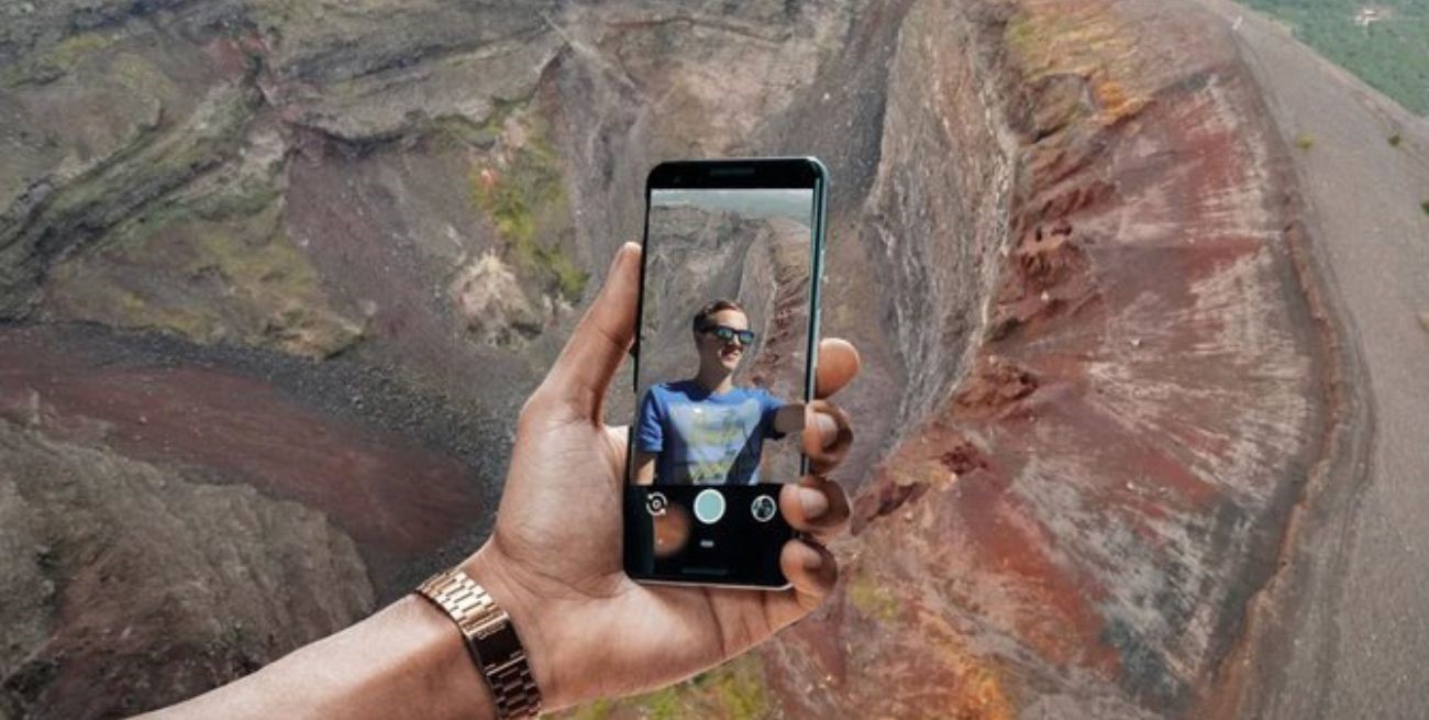 Quiso sacarse una selfie en el volcán Monte Vesubio, cayó dentro del cráter y tuvo que ser rescatado