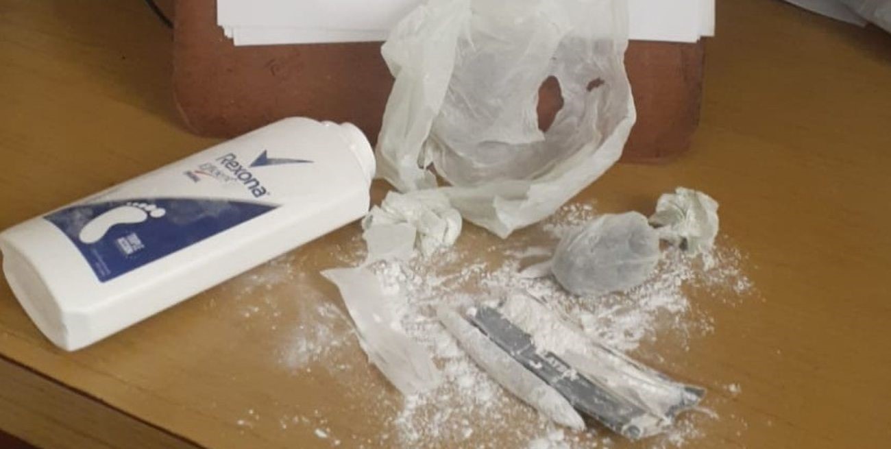 Quiso pasar droga oculta en un envase de desodorante para pies: fue detenido