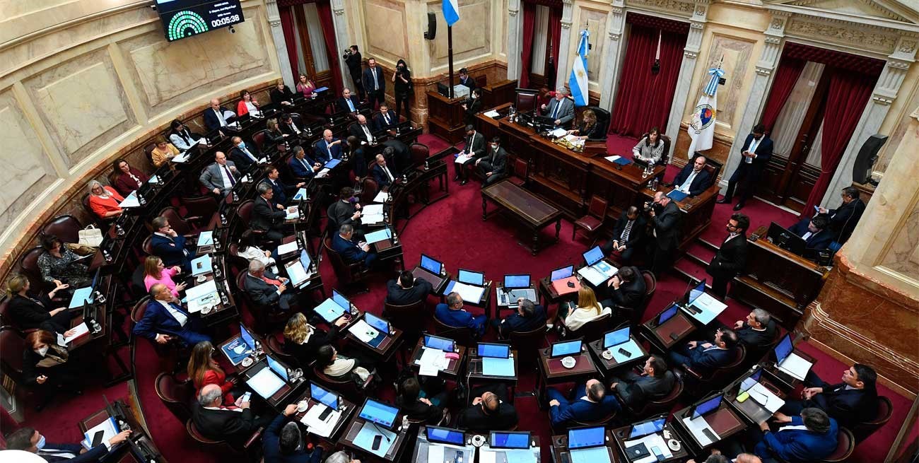 "Fake news total": usan la cuenta oficial del Senado para desmentir a un medio