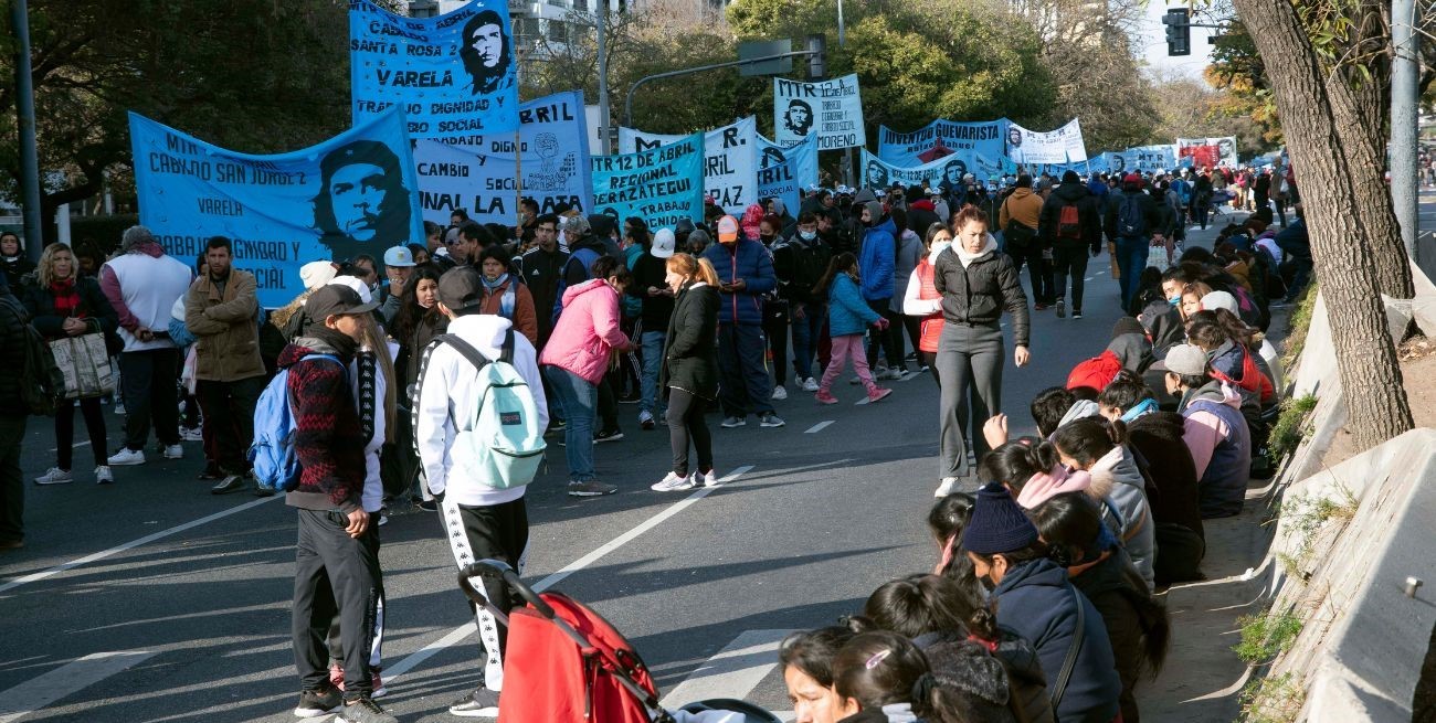 Crece la tensión y los movimientos sociales afines también protestan