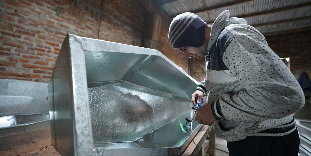 "Alguien tiene que hacerlo", la difícil tarea de fabricar ataúdes
