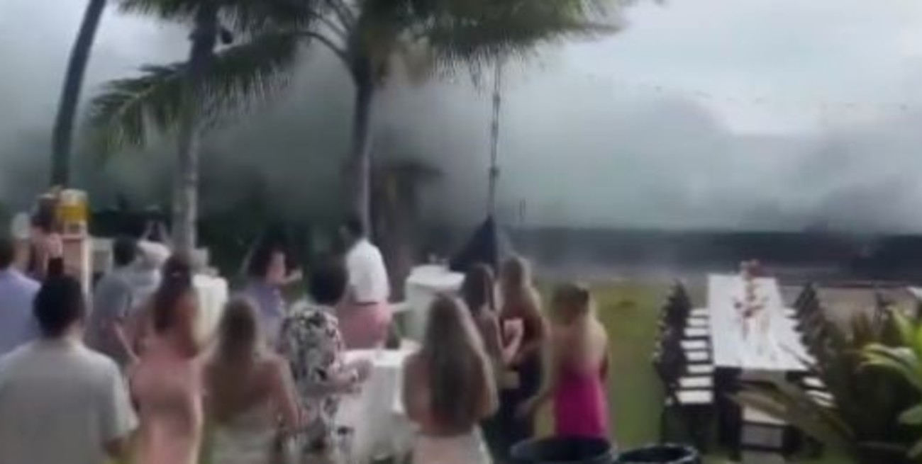 Video: una ola gigante barrió un casamiento en Hawaii