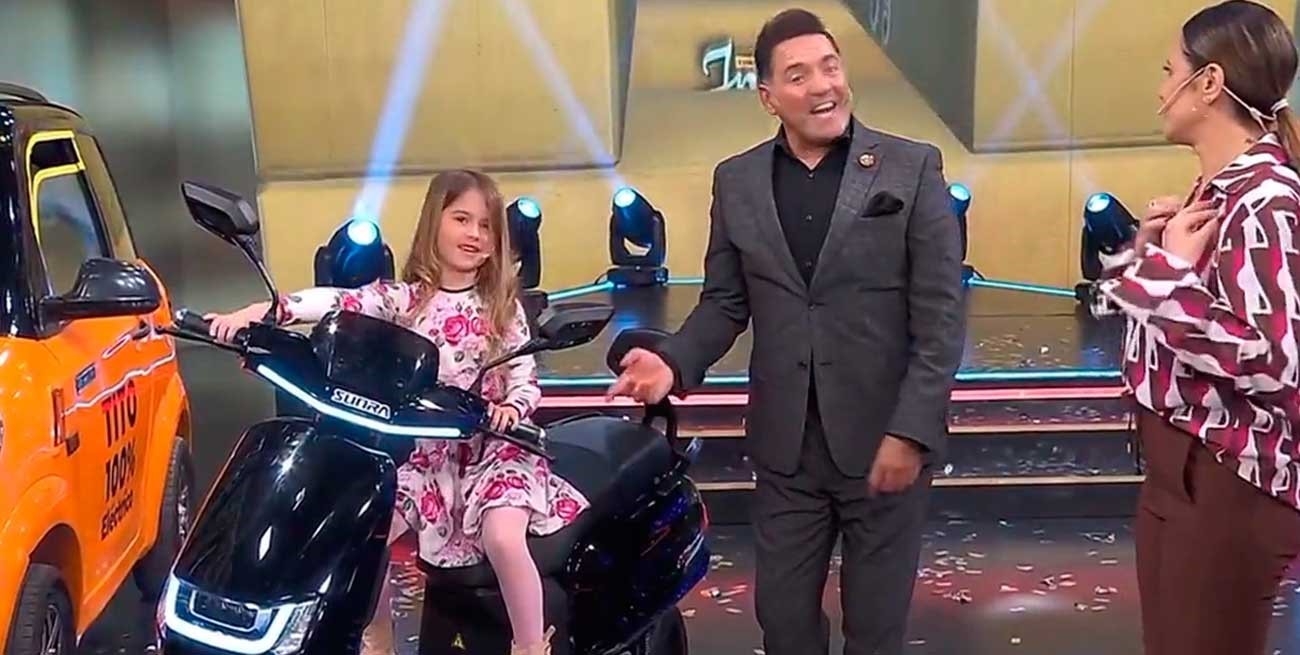 Video: susto en La Noche del Domingo con la hija de María Fernanda Callejón que aceleró una moto en el estudio