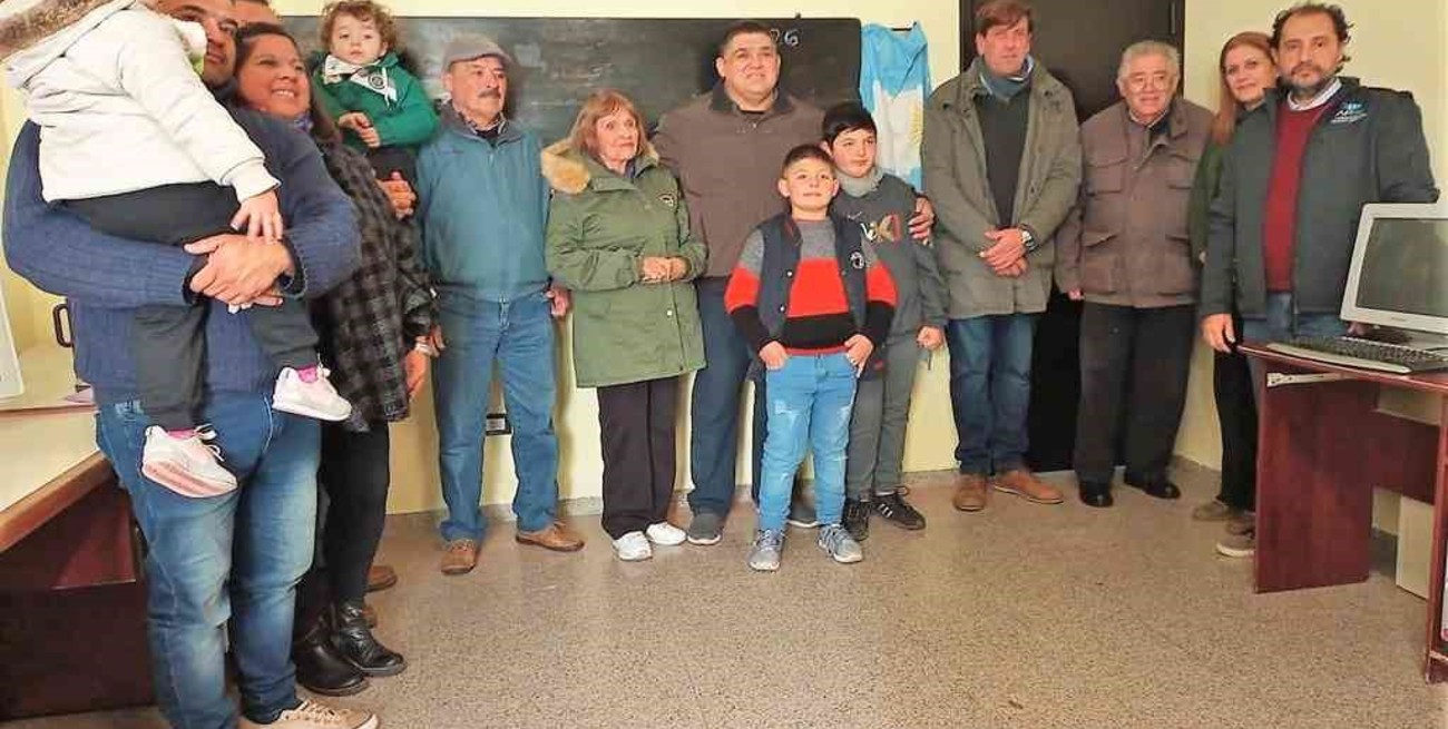 Imponen el nombre de Jaime C. Benítez a la sala de transmisión de la radio comunal  