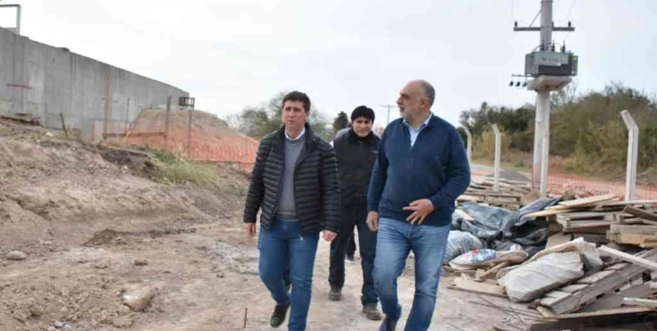 Pirola recorrió las obras de ampliación del sistema cloacal y nuevas redes en Esperanza