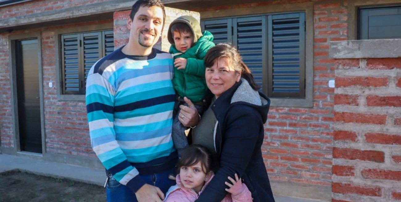 10 trabajadores afiliados recibieron las llaves de sus viviendas en el Barrio de ATE en Santo Tomé