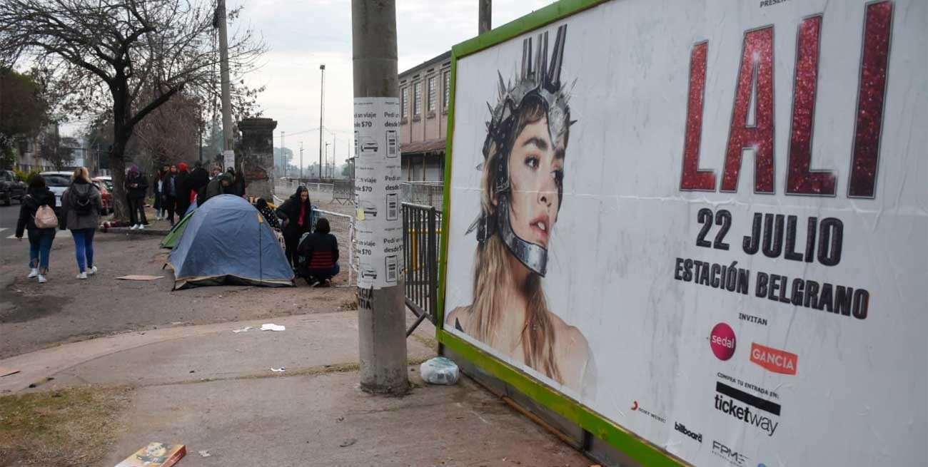 Acampe y larga fila en Santa Fe para esperar a Lali Espósito