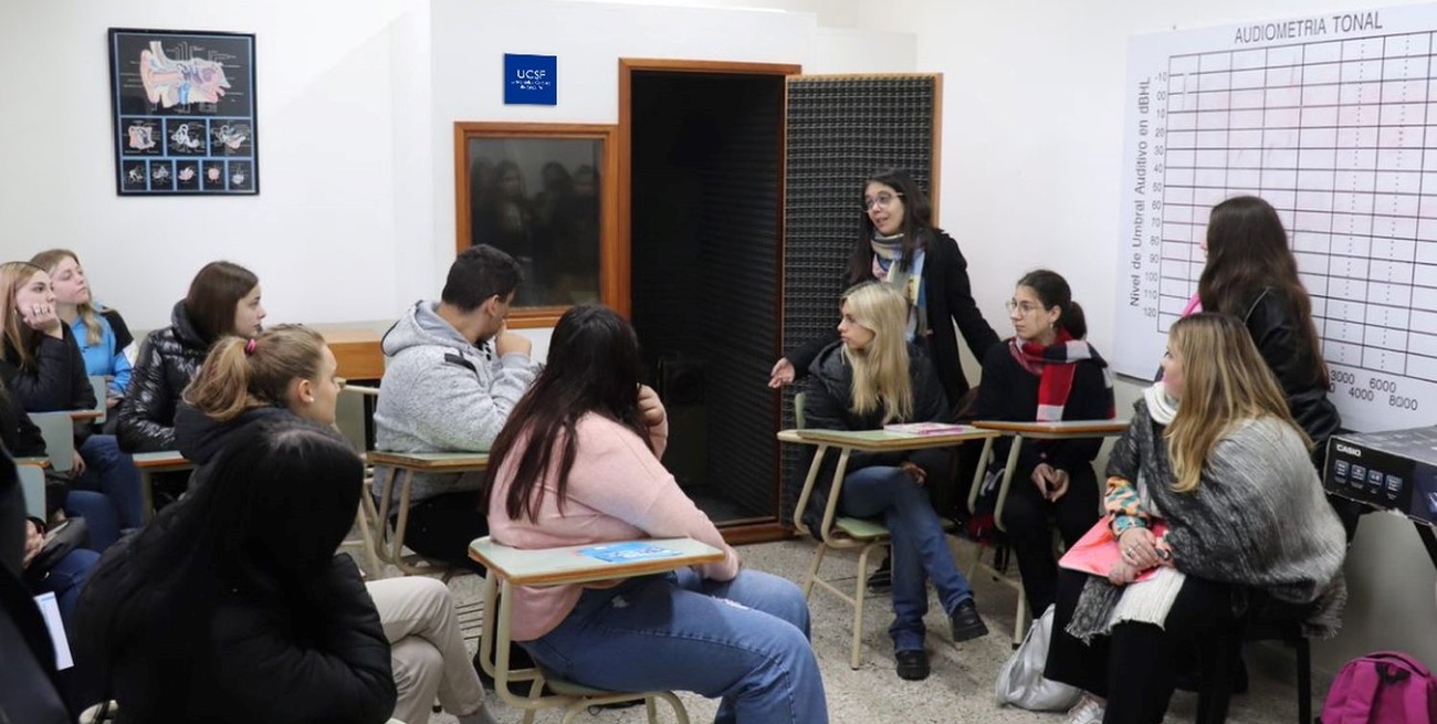 Estudiantes de escuelas secundarias participan del programa Viví la UCSF