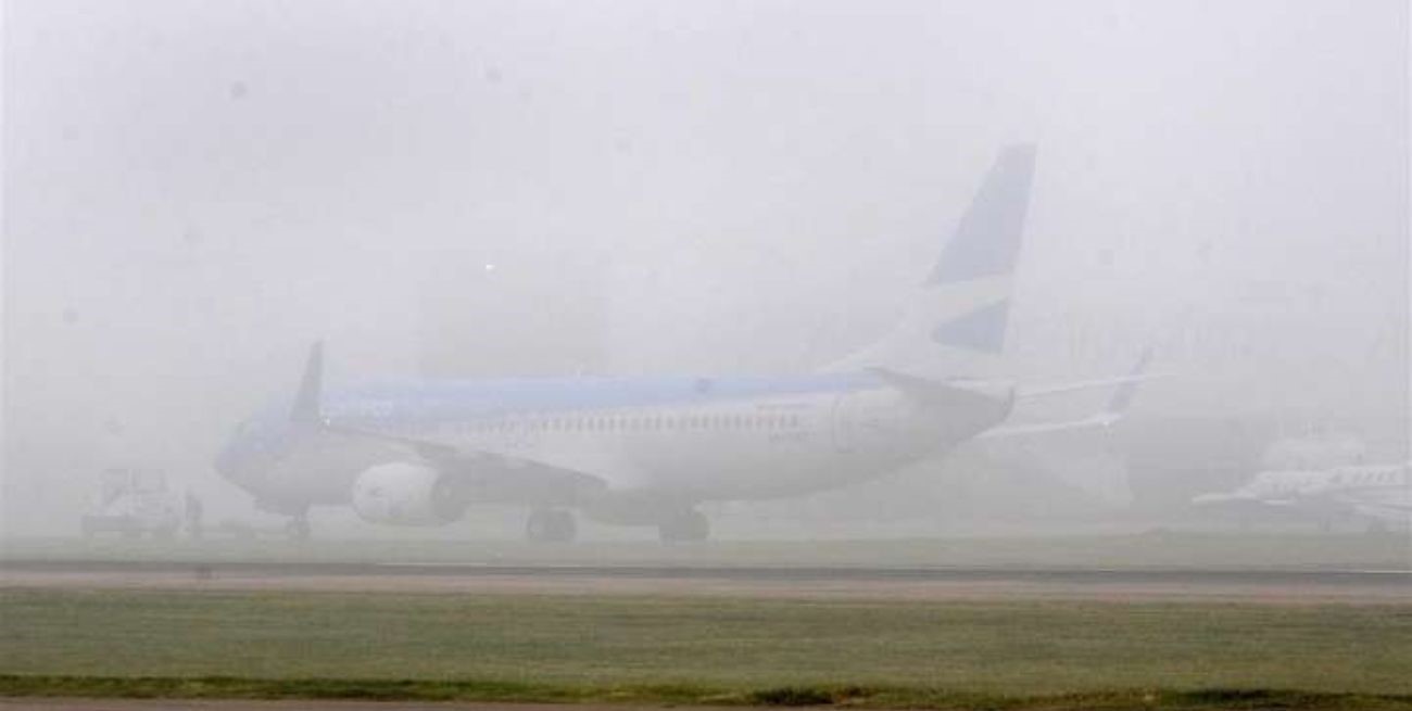 Demoras y cancelaciones de vuelos en Ezeiza y Aeroparque por la niebla