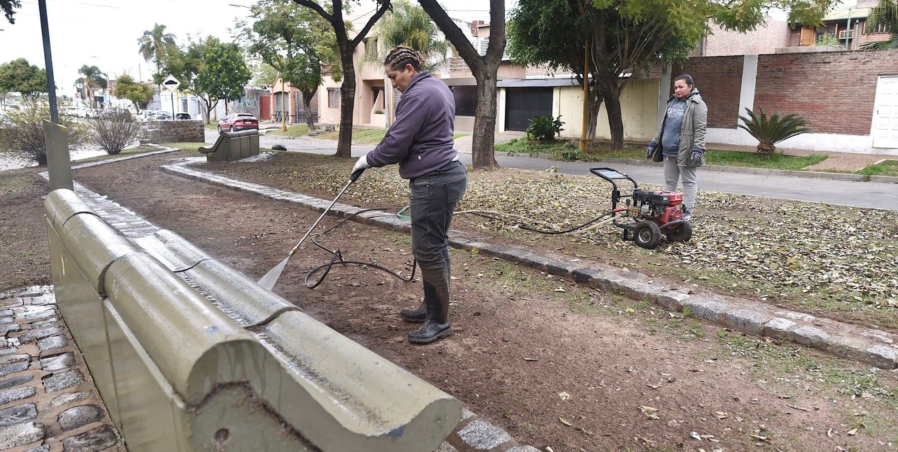 Con lavado de adoquines, poda y luz led, mejoran un paseo clave de la ciudad de Santa Fe