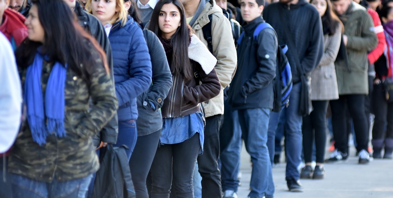 Las empresas no encuentran perfiles jóvenes y ellos dicen que sin experiencia no los toman