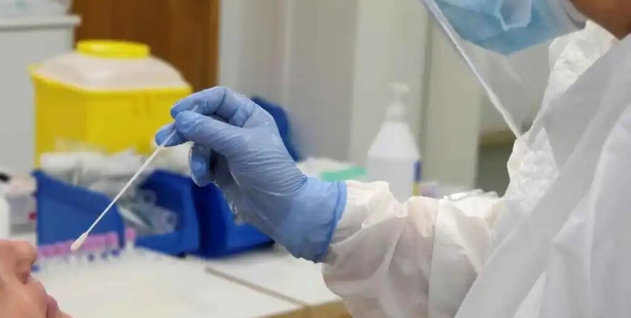 Argentina registró más casos positivos y menos muertos por Covid en la última semana
