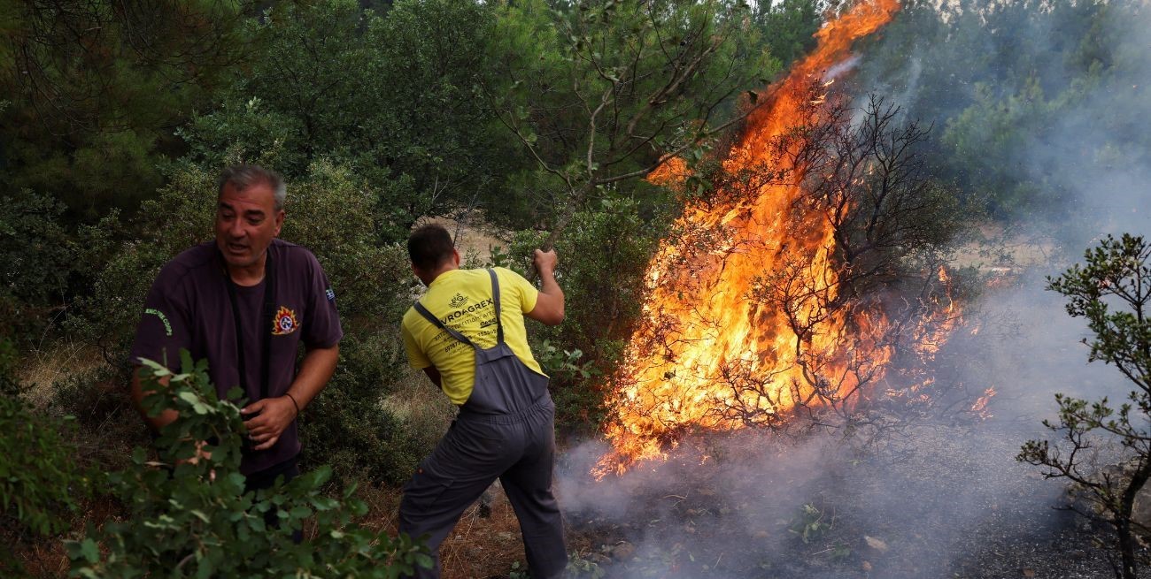 En imágenes: más de 300 bomberos combaten un gran incendio en un parque nacional de Grecia