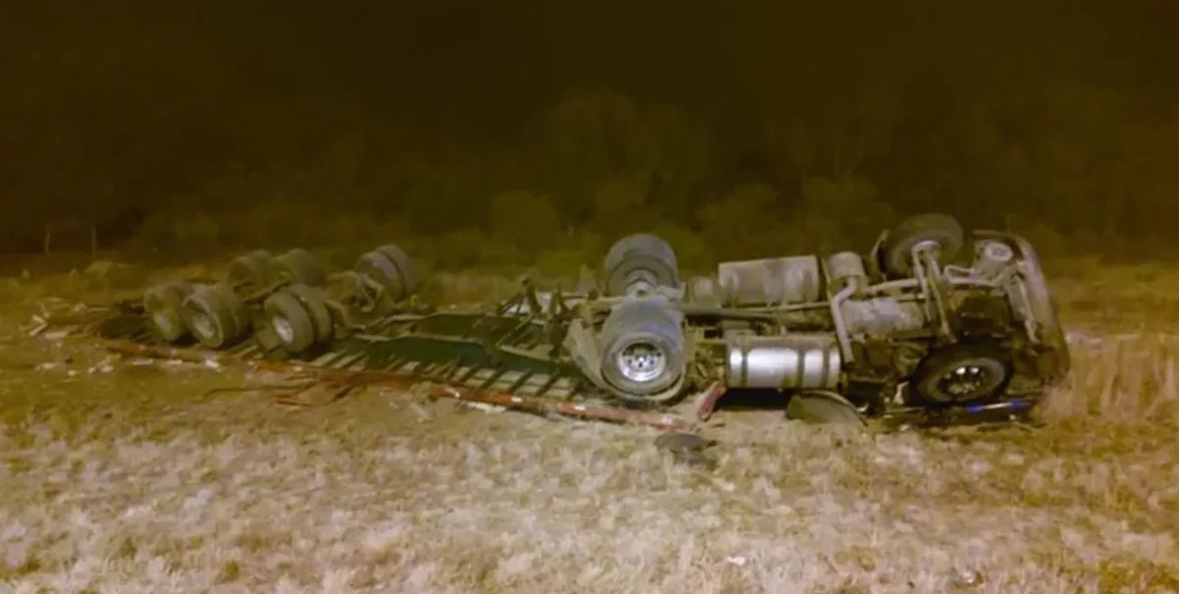 Falleció un camionero de Mendoza al volcar su vehículo en la autopista de las Serranías Puntanas