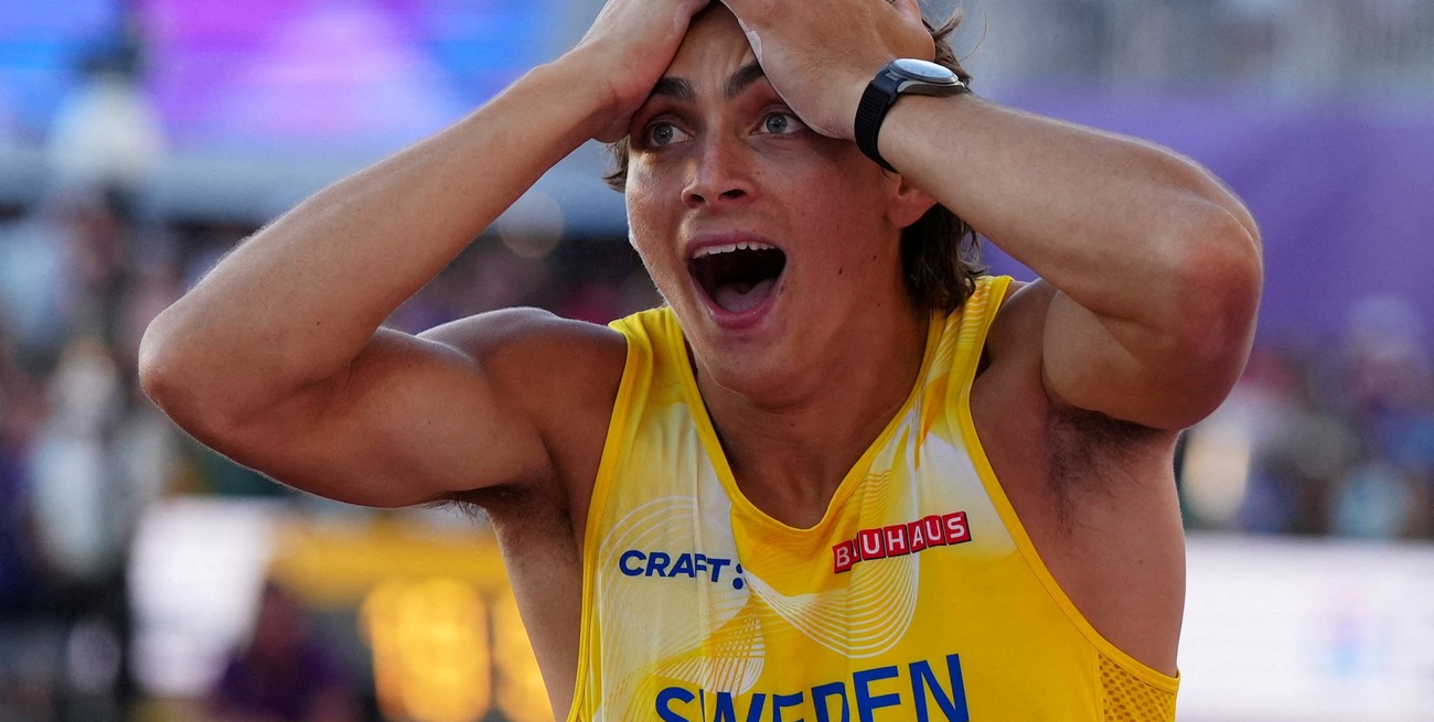 Armand Duplantis saltó 6,21 metros y rompió su propio récord