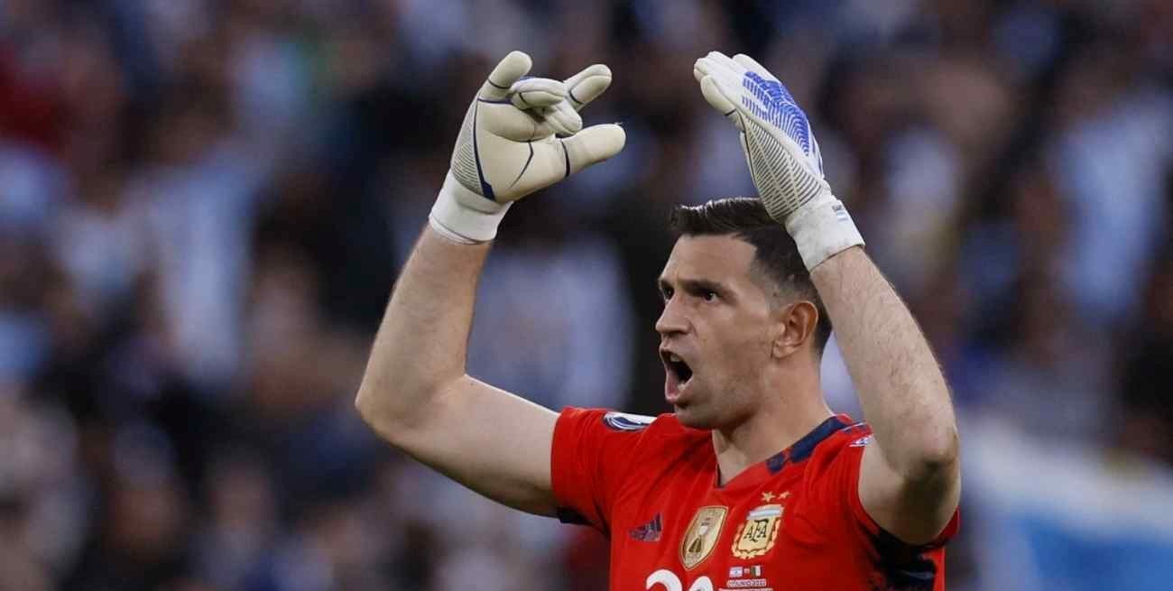 Paredes eliminó a Dibu Martínez del grupo de Whatsapp de la Selección y el arquero estalló en las redes