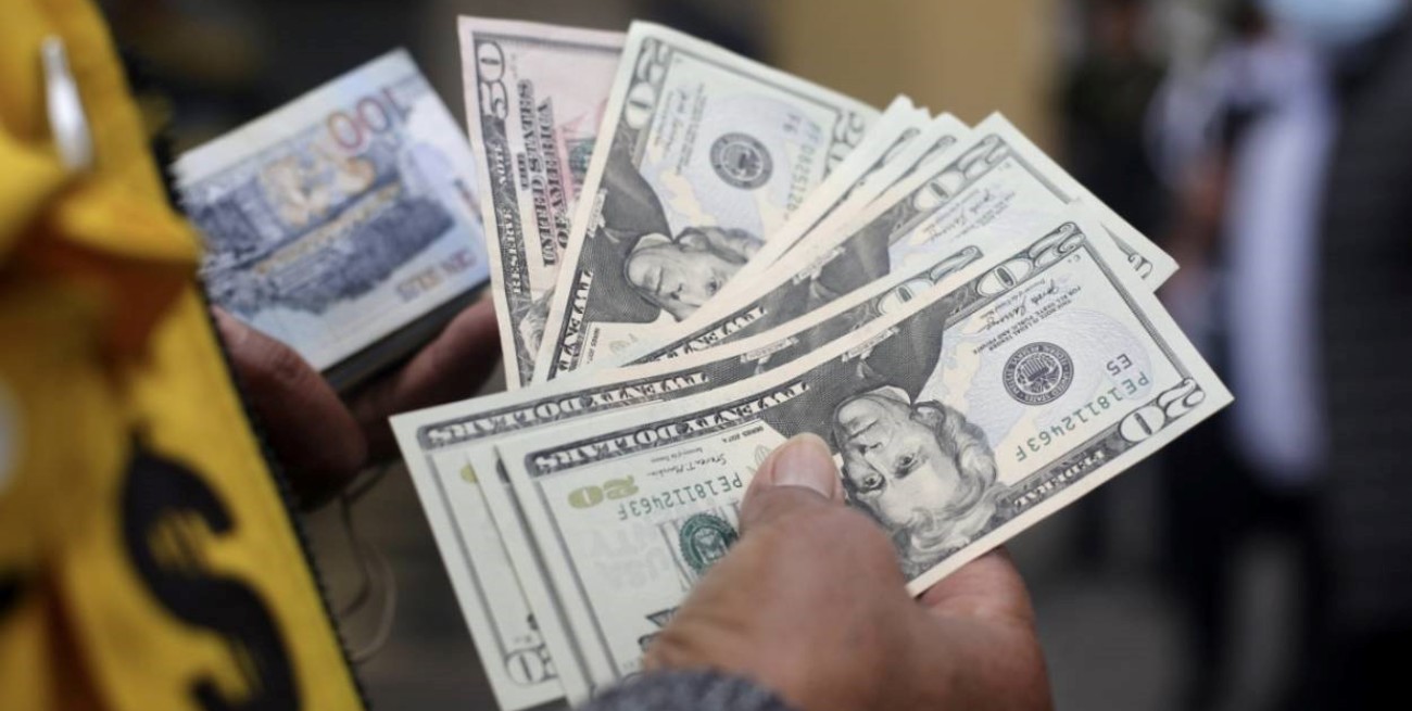 El dólar blue bajó $ 16 y cerró a $ 322