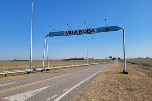 Un operativo en Villa Eloísa reveló un posible caso de narcotráfico aéreo, con un avión investigado y vehículos incinerados en la zona.