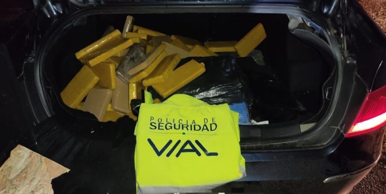 Vuelco en la autopista y hallazgo de estupefacientes