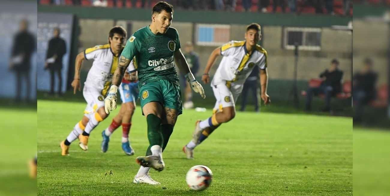 Con dos goles de su arquero, Rosario Central goleó a Arsenal y ganó por 3 a 0